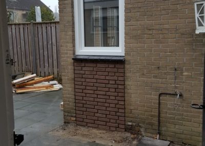 Buitendeur en stoep vervalt